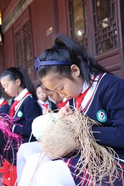 们驻足称赞今天,孩子来这里是寻找导师,来学习温岭草编的精湛编织技巧