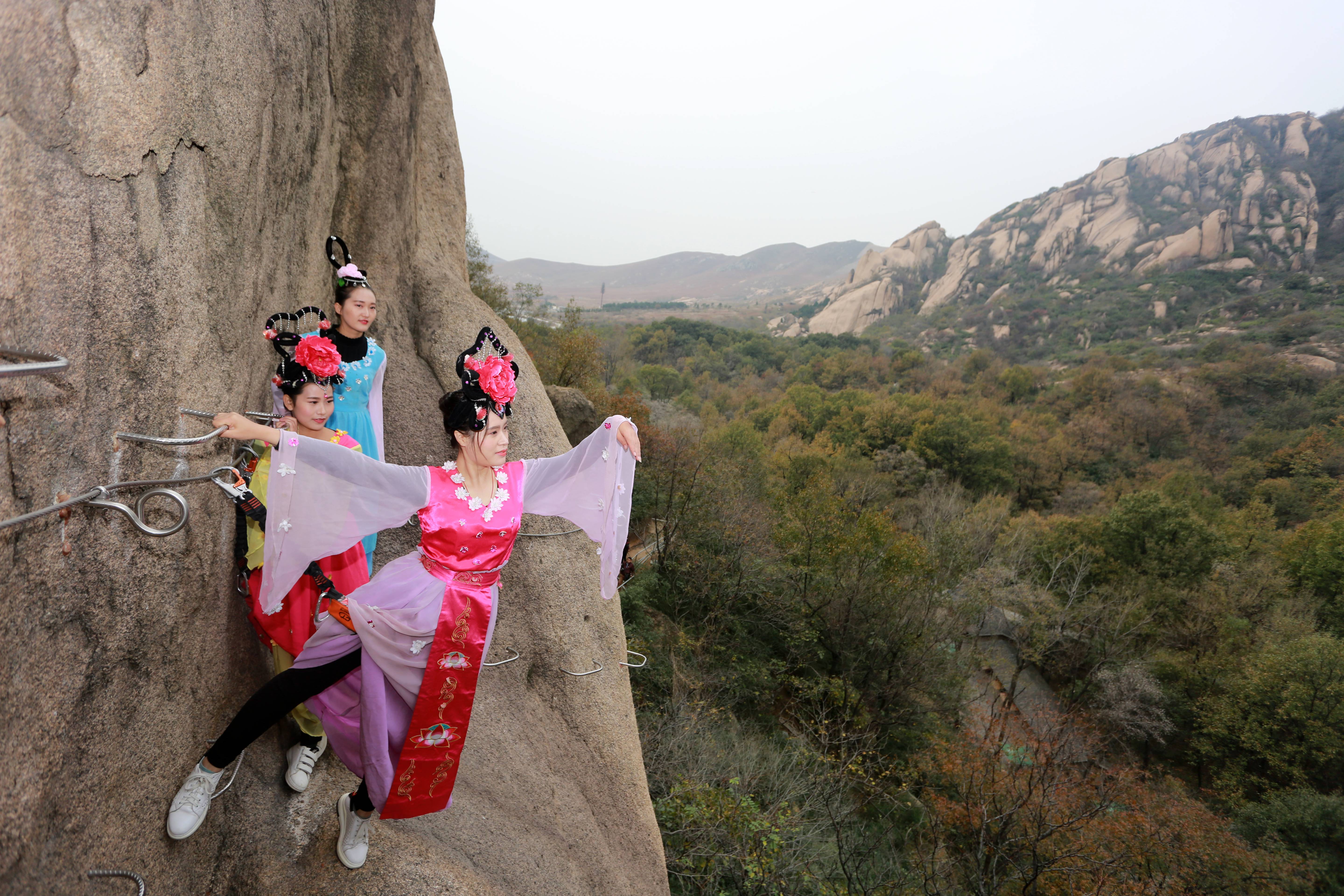 雙11河南情侶嵖岈山拍絕壁婚紗悟空師徒四人攜眾仙女圍觀祝福