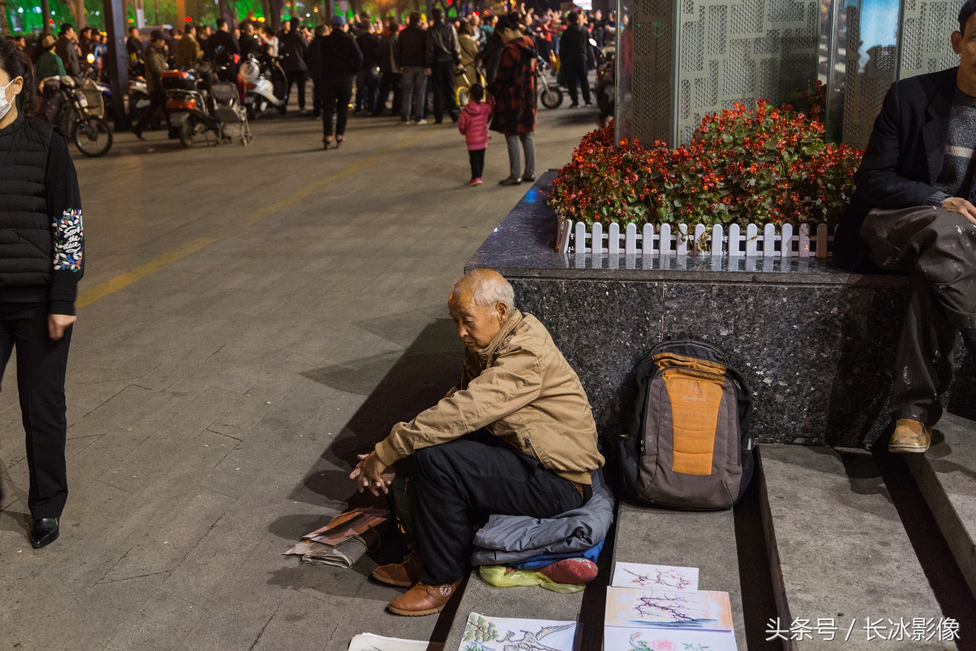 老人擺攤賣畫討生活阿姨跳廣場舞鍛鍊身體為同一塊地有點不開心