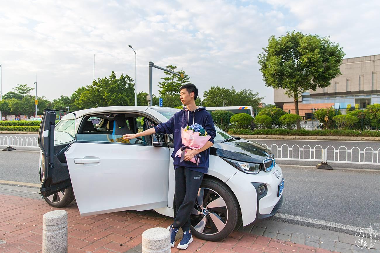 光棍節,廣州一小夥開豪車去大學城表白!結局笑哭.