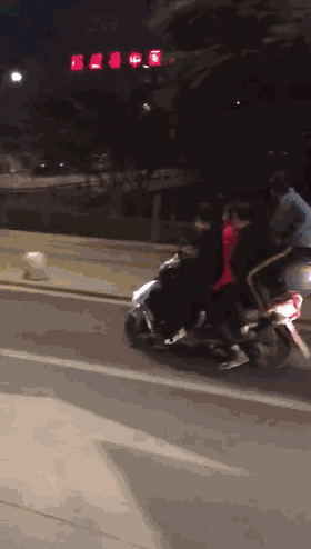 太危险,晋城街头一辆摩托车竟载4个人,险象环生