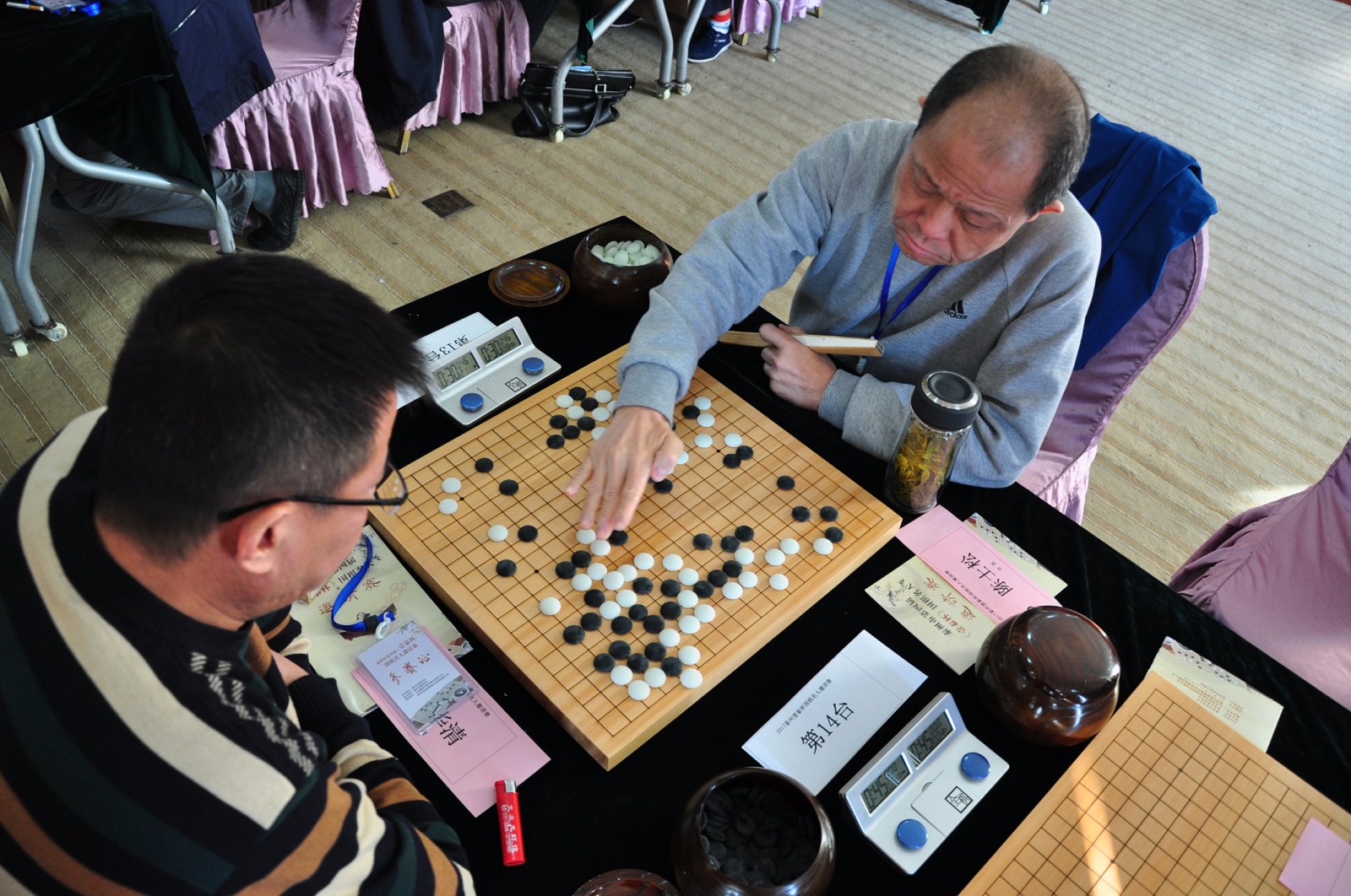 近距離觀看高手對弈泰州市第四屆壹泰杯圍棋名人邀請賽開戰名宿新秀