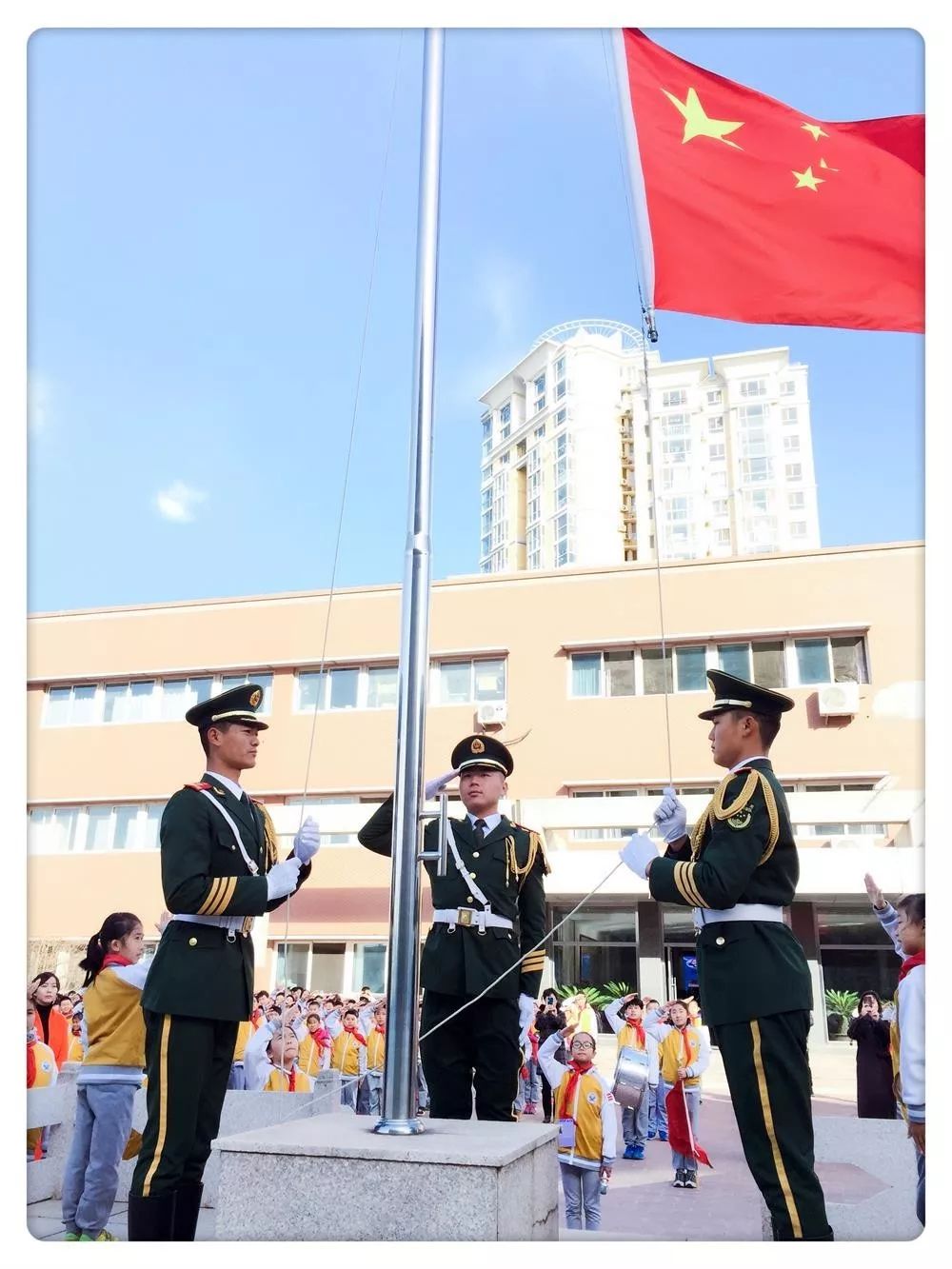 着军装礼服,迈着铿锵有力的步伐,昂首阔步的护卫着五星红旗步入国旗台