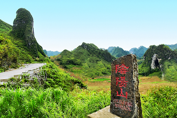 廣西最大岩溶仙人橋竟橫空跨越公路 神奇陰陽山被譽天下奇觀!