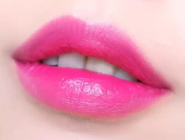 step8:在唇部整体涂抹上桃红色唇膏,让唇部更加饱满甜美妆,服不服!