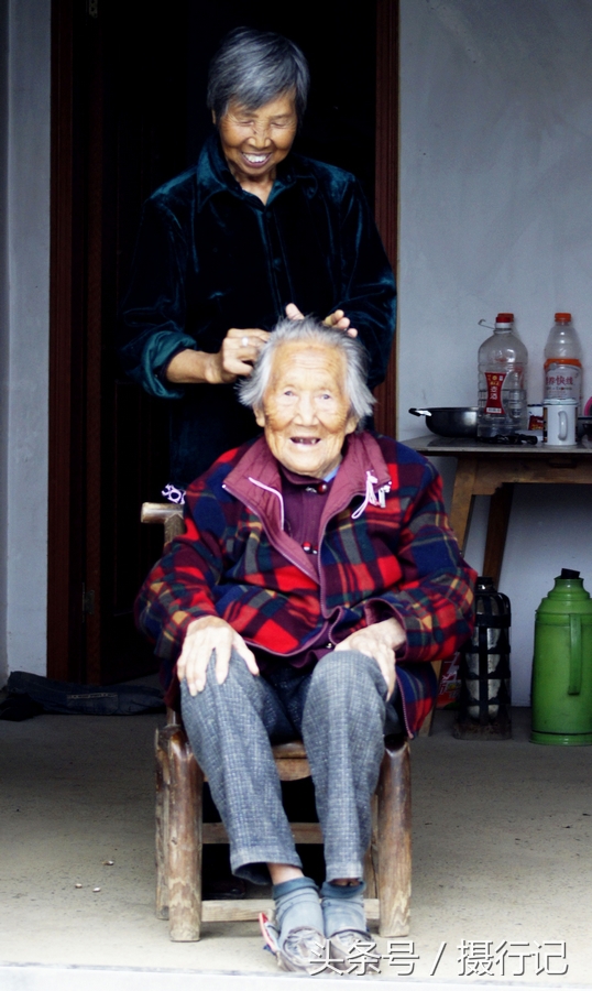 赵邦珍当年70岁的女儿王进会正在给她梳头赵邦珍和她女儿女婿合影