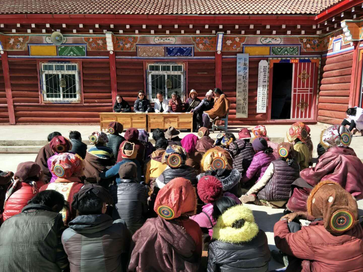 "村民甲花高兴地说.