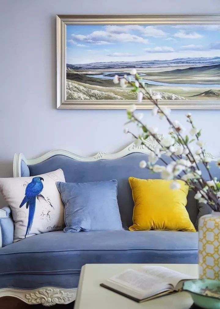 优雅的沙发,鲜艳的抱枕,唯美的蓝白窗帘,简直就像从画里走出来一样