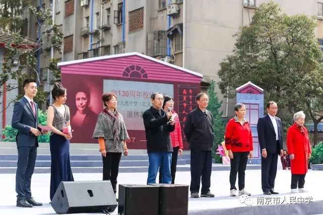 花絮:退休教师向母校送祝福舞蹈《珠穆朗玛》表演者:退休教师陈爱萍