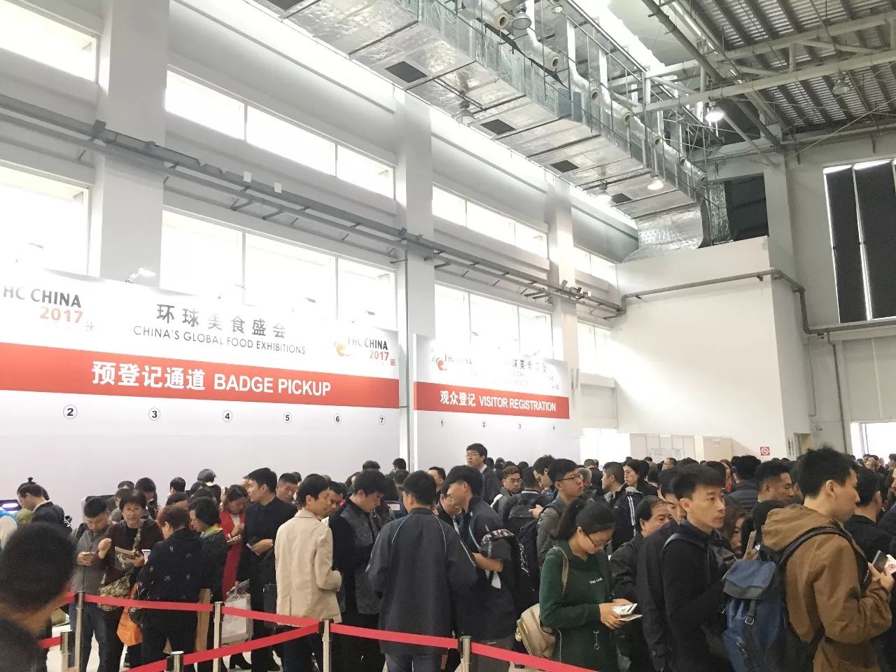 展览会首日现场登记入场的观众便络绎不绝