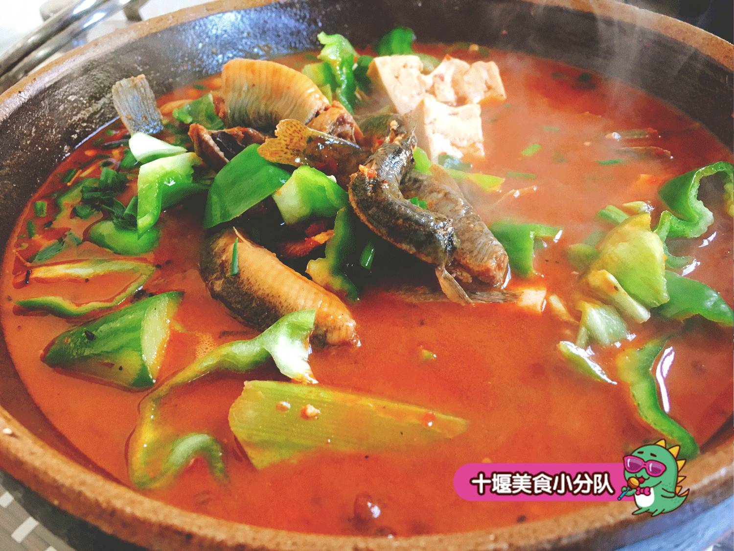 一般吃火锅的时候,涮鳝鱼片就可以提鲜,这一斤鳝鱼煮进来,锅可不是