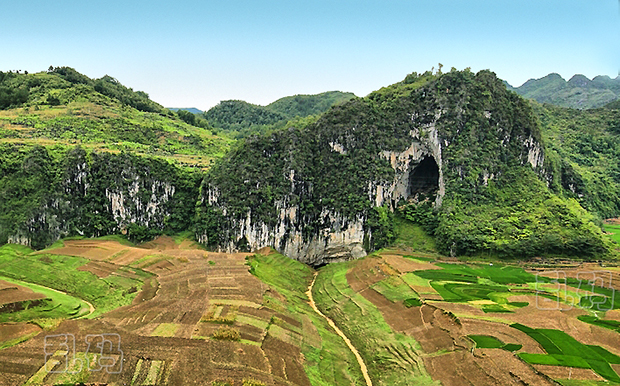 廣西最大岩溶仙人橋竟橫空跨越公路 神奇陰陽山被譽天下奇觀!