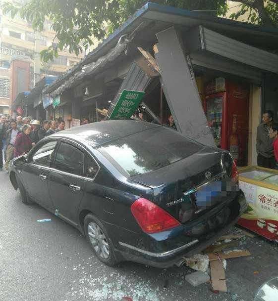 10日下午,沙坪坝110快处队民警巡逻至嘉陵路重棉一厂路口时,发现一起