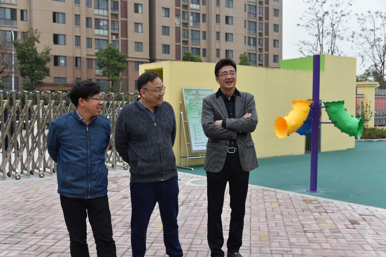 視察組查看了校園,中心幼兒園園長陳金鳳介紹了兩所幼兒園的辦學情況