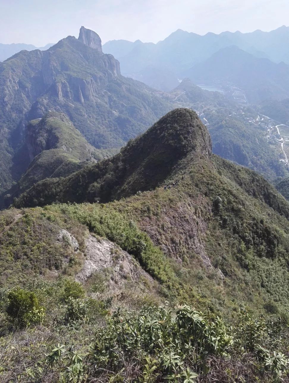 中雁蕩山自然景觀以峰,巖,洞,潭,瀑,湖為勝,人文景觀以洞府道觀,摩崖