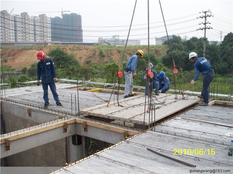 直接在預製樓板面上攪拌水泥砂漿導致板縫滲水到樓下的天花板