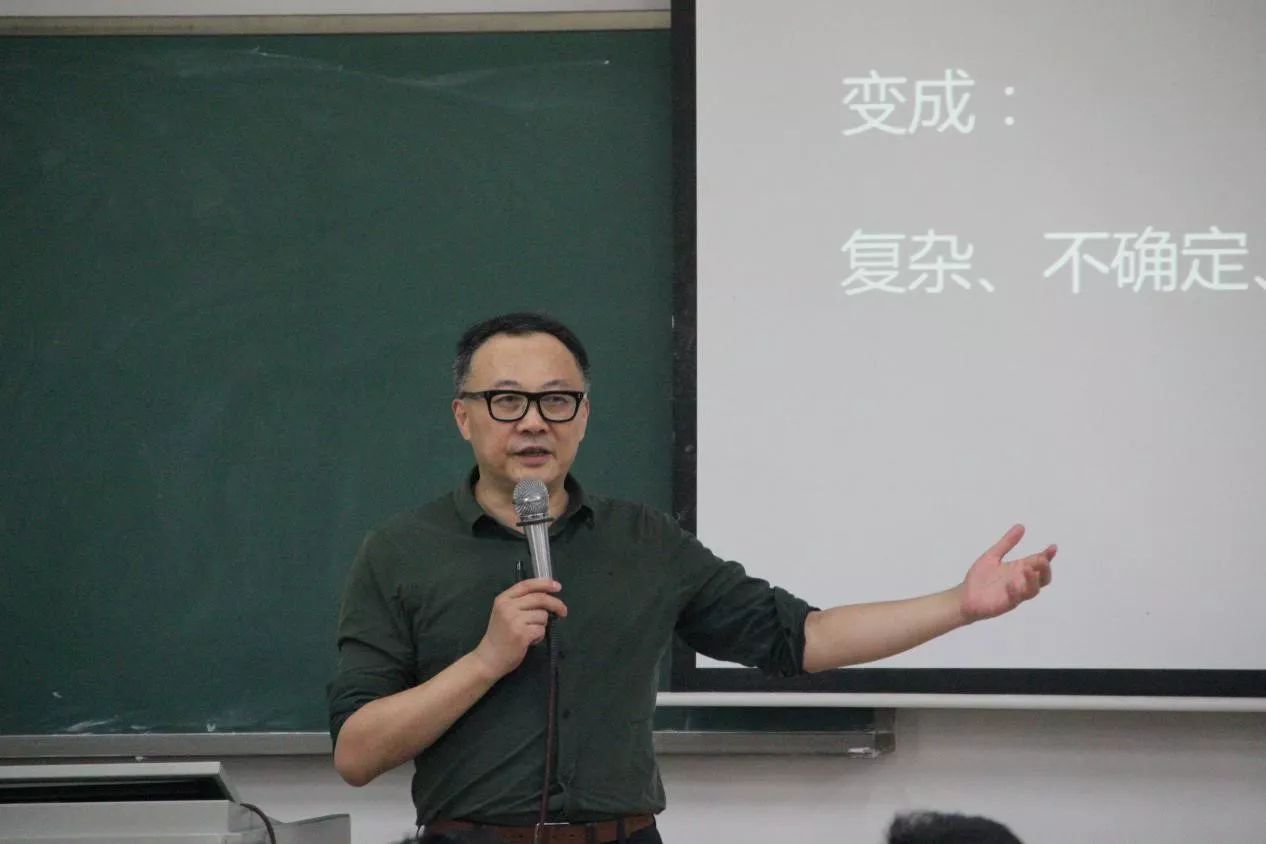 李淼教授首先介绍了科学写作的形式.