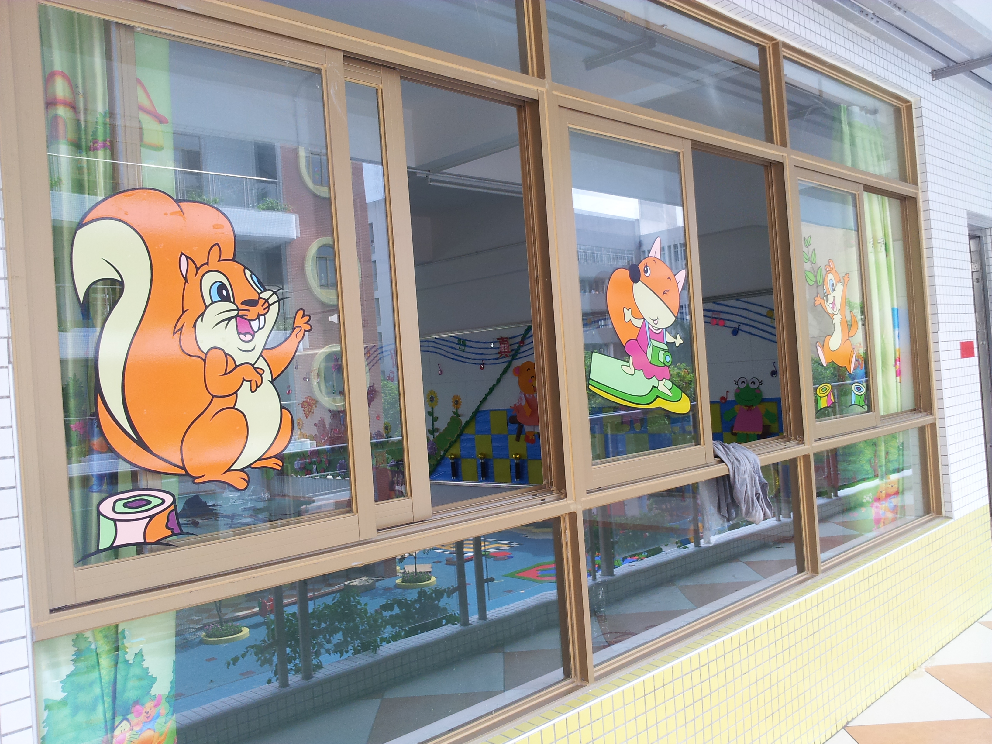 幼儿园玻璃窗贴卡通系列实拍图,有您喜欢的款吗?