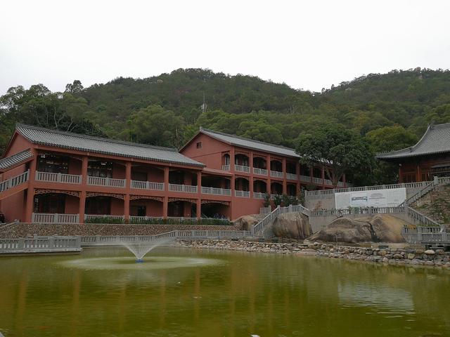 偶然登一次厦门海沧蔡尖尾山发现山上有座新扩建的石峰岩寺