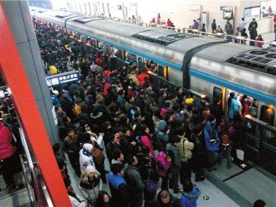 北京4条地铁线早高峰加车迎冬运