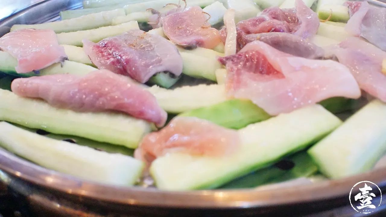 寻味顺德提及的桑拿丝瓜蒸鱼和桑拿蒸鸡便是出自阿多私房菜,我们通过