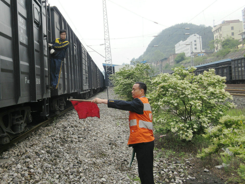 貴州鐵路工人提高防汛應急搶險隊伍的救援技能