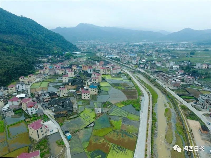 红色小池小溪锦鲤跃池渊蛟龙腾开国中将陈仁麒的故里好美