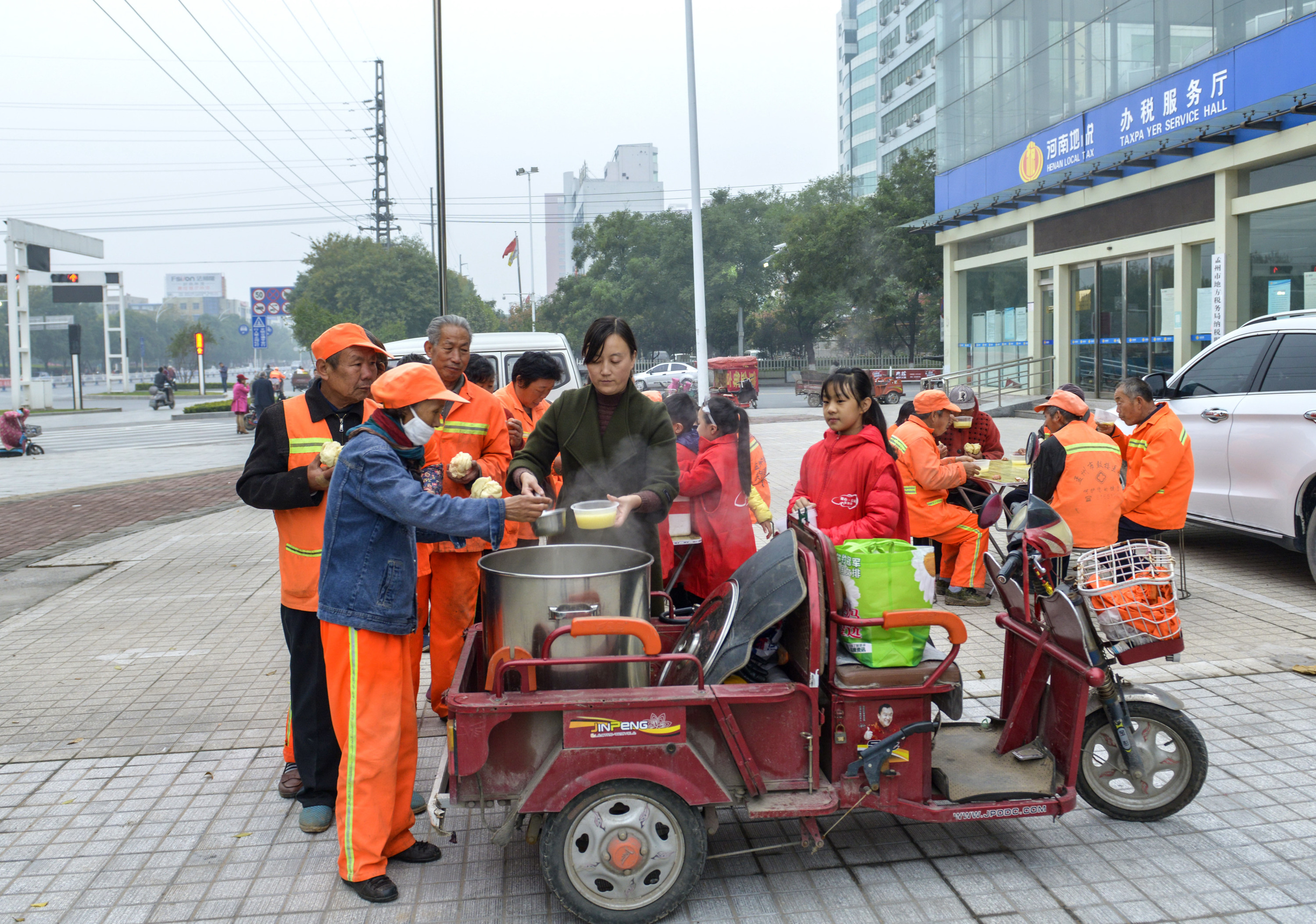 爱心组织建立爱心驿站,三年来风雨无阻为环卫工人提供免费早餐