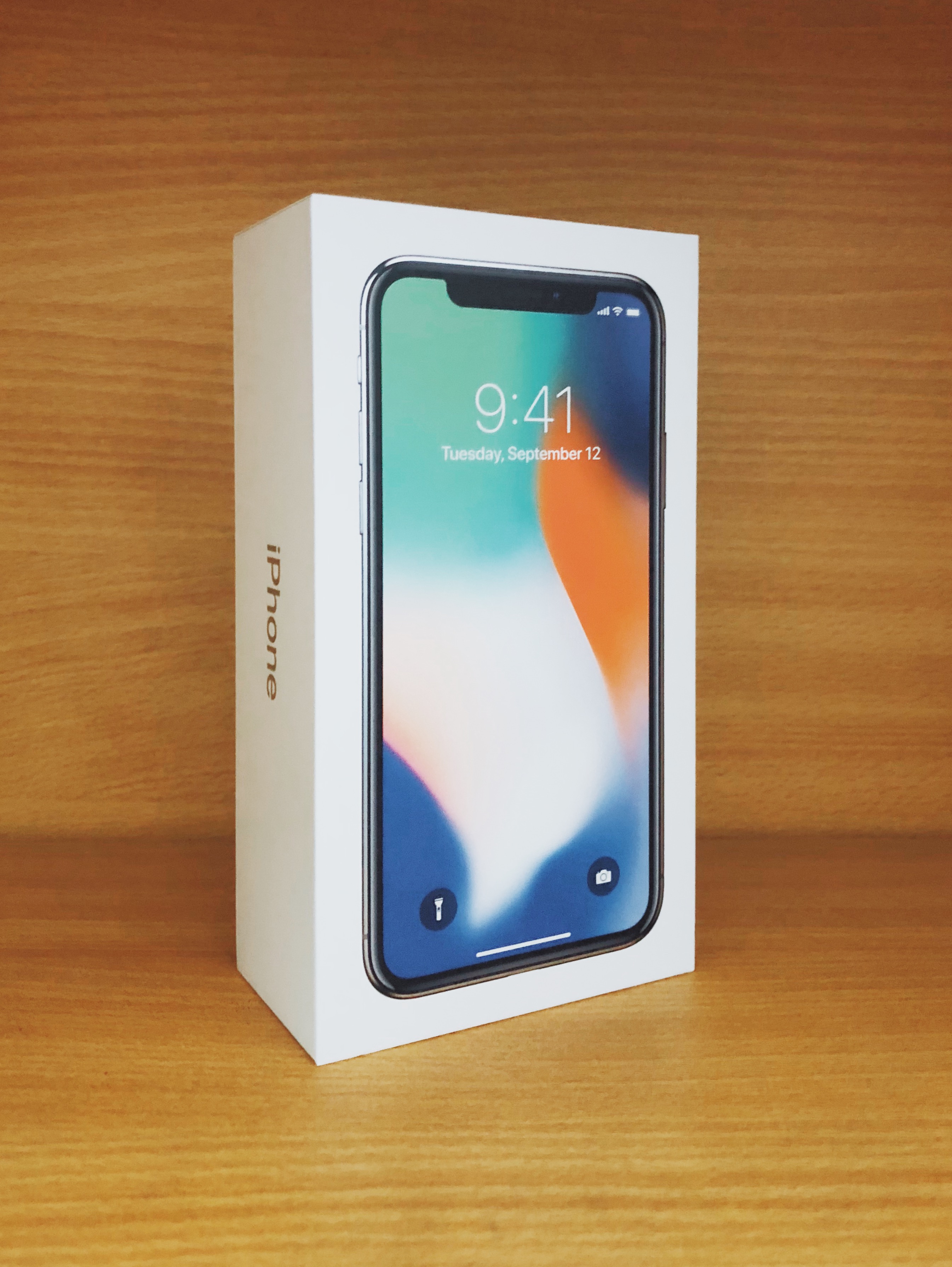 不同于采用了背部图的 iphone 8 系列,这次 iphone x 的包装盒的图案