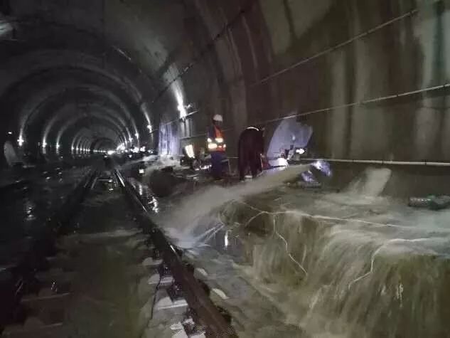 珠海石景山隧道渗水图片