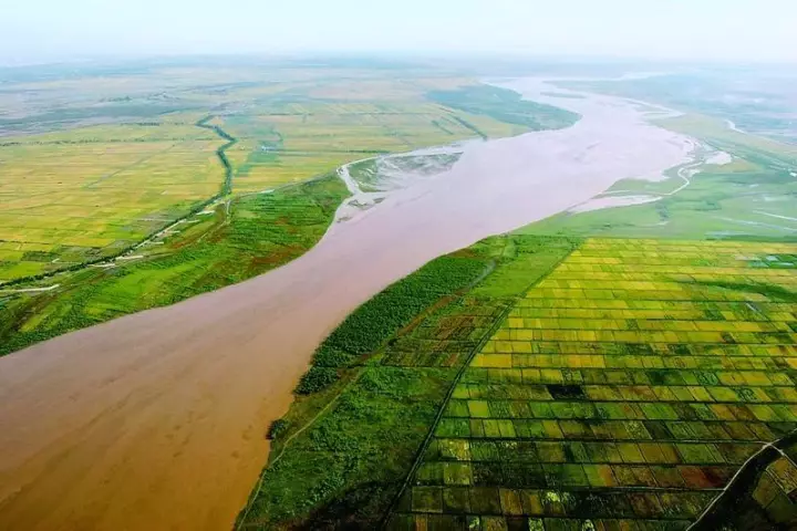 河套平原就在这样集千宠万爱于一身, 自秦汉开渠引水,发展农业,时至