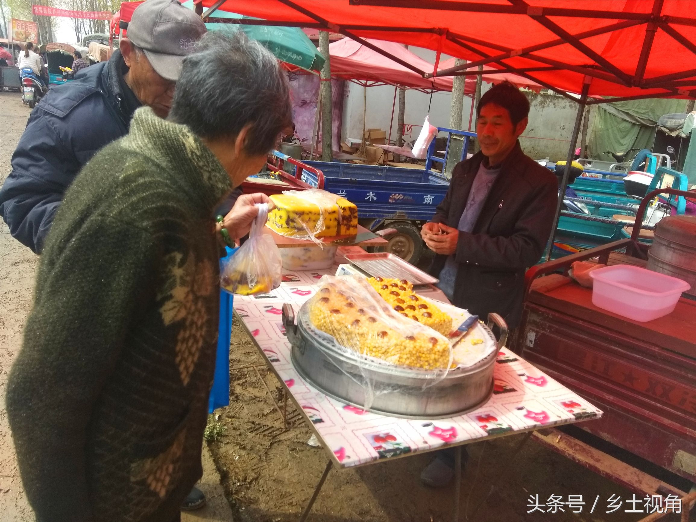 河南农村集市闲逛,卖的小吃简直让人流口水