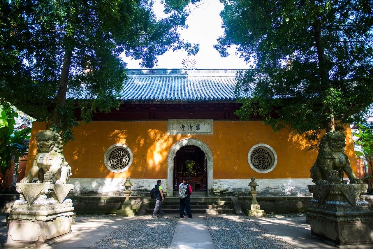 国清寺600多间大型建筑群,以四条纵轴为主体,四殿(弥勒佛殿,雨花殿