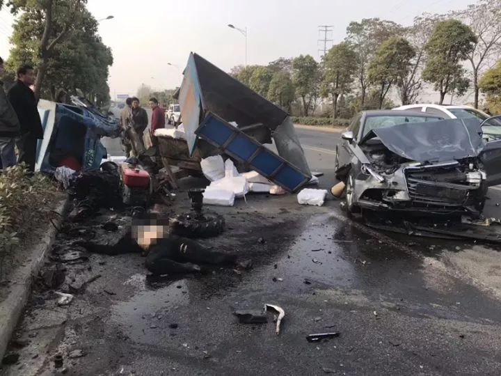 今天下午揚州發生一起嚴重車禍有人死亡有人重傷