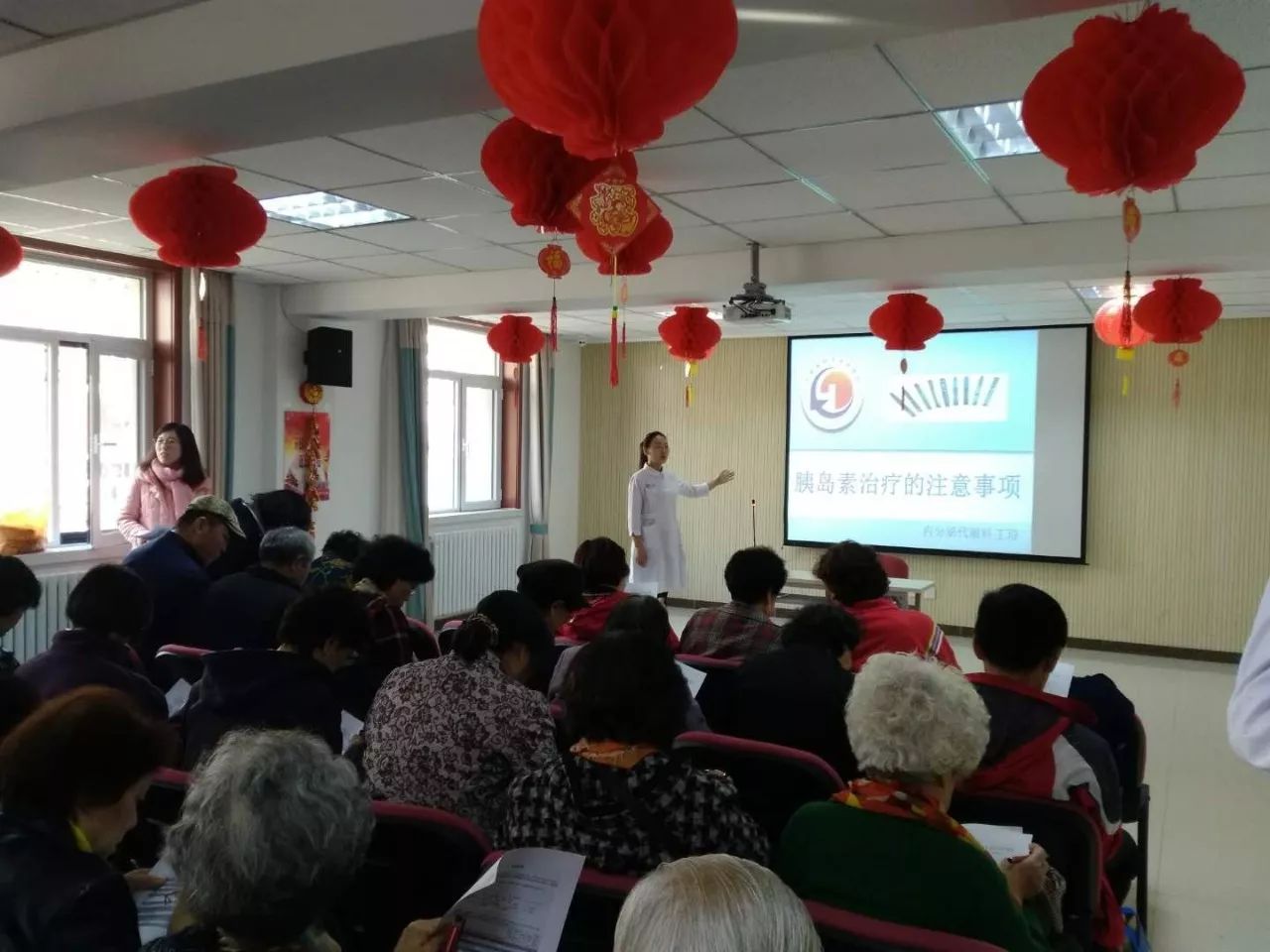 张艳兰医生在南营门街绵阳道社区居委会进行健康知识讲座