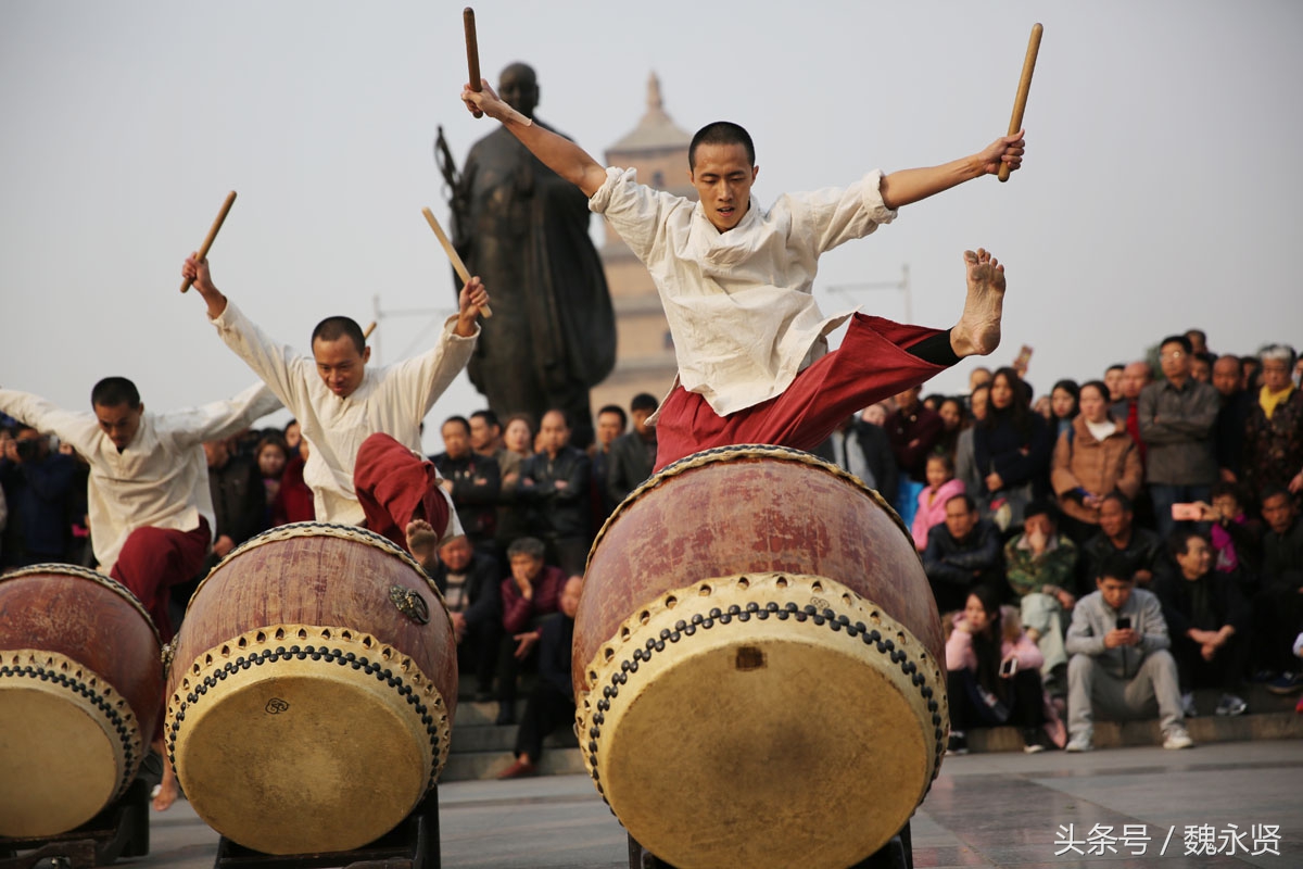 11月15日下午,西安大雁塔南广场,众人围观优人神鼓表演,鼓手们绵延繁