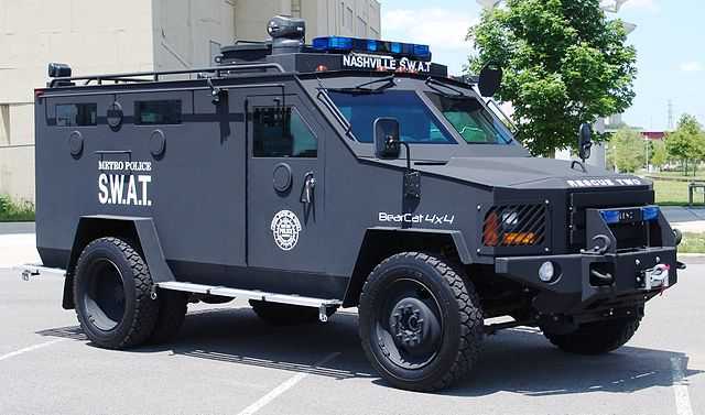 比如這種美劇裡常見的 swat 特警裝甲車,其實就是一輛 f-550 加裝專業