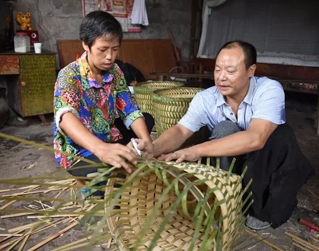 陈厚祥把心中的打算告诉了严荣刚,想到丈夫在家也无所事事的,严荣刚也