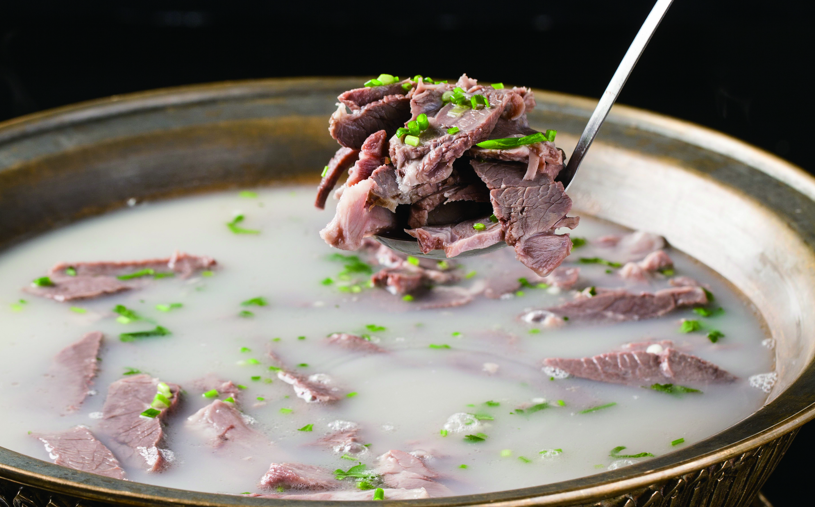 在家做羊肉汤想做到乳白其实也不是特别难,只是脂肪的乳化而已
