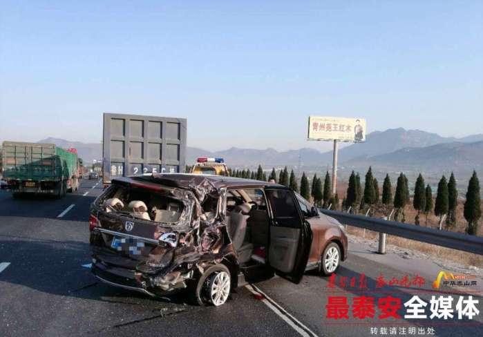 11月15日早,g3京台高速公路泰安西北约5公里处发生一起交通事故,一辆