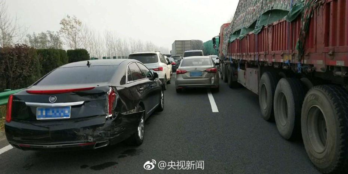 團霧惹禍 安徽阜陽境內高速多車追尾部分車輛起火