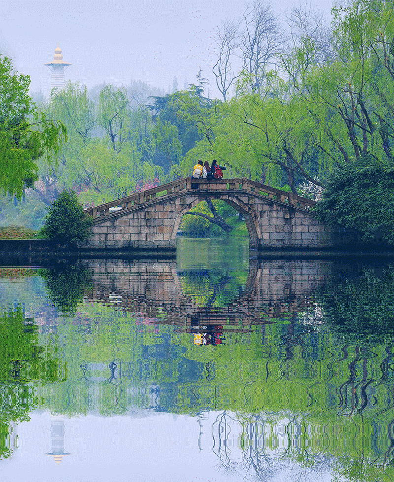 扬州景色秀妙在水上游还看西湖瘦