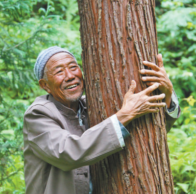 退休三十三年 种树二十万株(故事·百姓影像)