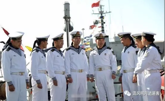 海軍軍服分為白色和藏青色兩種顏色的衣服,此外就是軍帽不同.