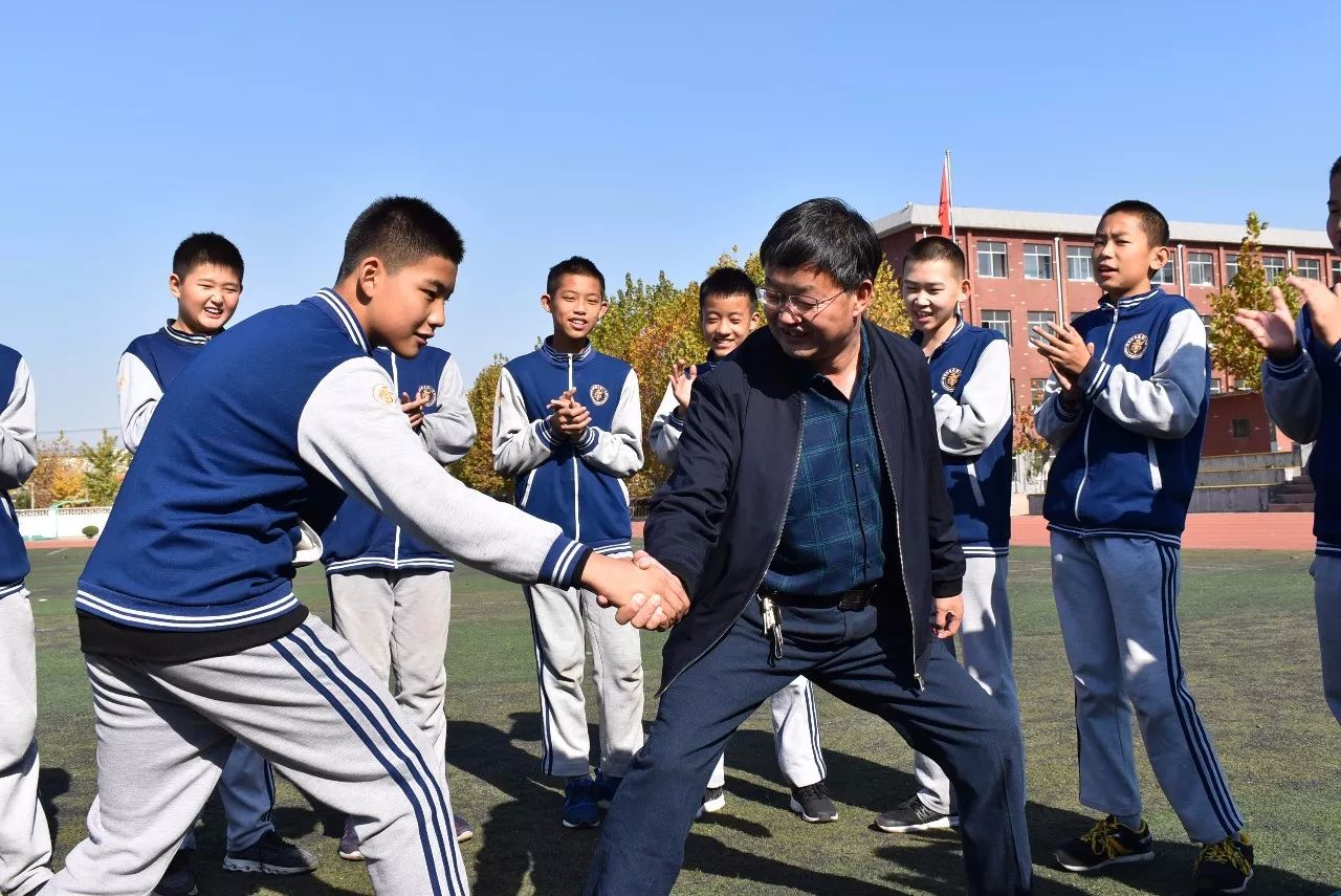 住在"小平房"的薛启华,每天早上都和学生们一起跑步