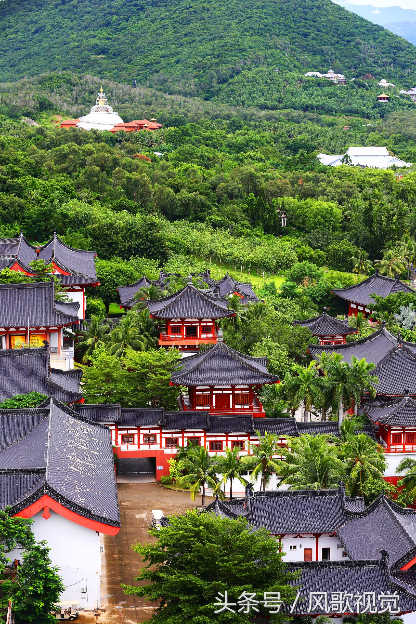 到南山寺燒香禮佛浸染靈氣和瞻仰南海,已成為眾多遊人和信眾到三亞