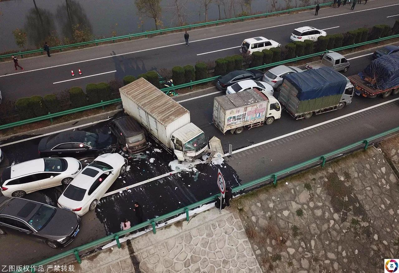 高速车祸18人死亡致高速拥堵,乘客淡定烤红薯