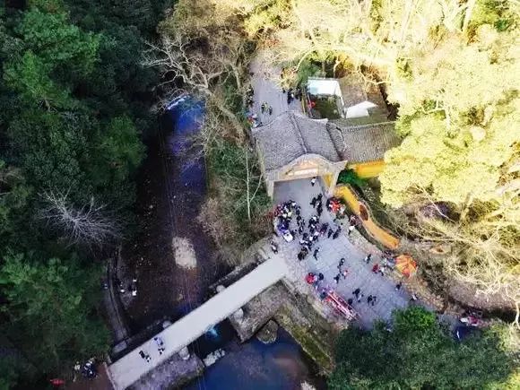 東溪叫國清溪,沿金地嶺曲折逕流30餘里,自東北經八桂,靈禽兩峰之間折