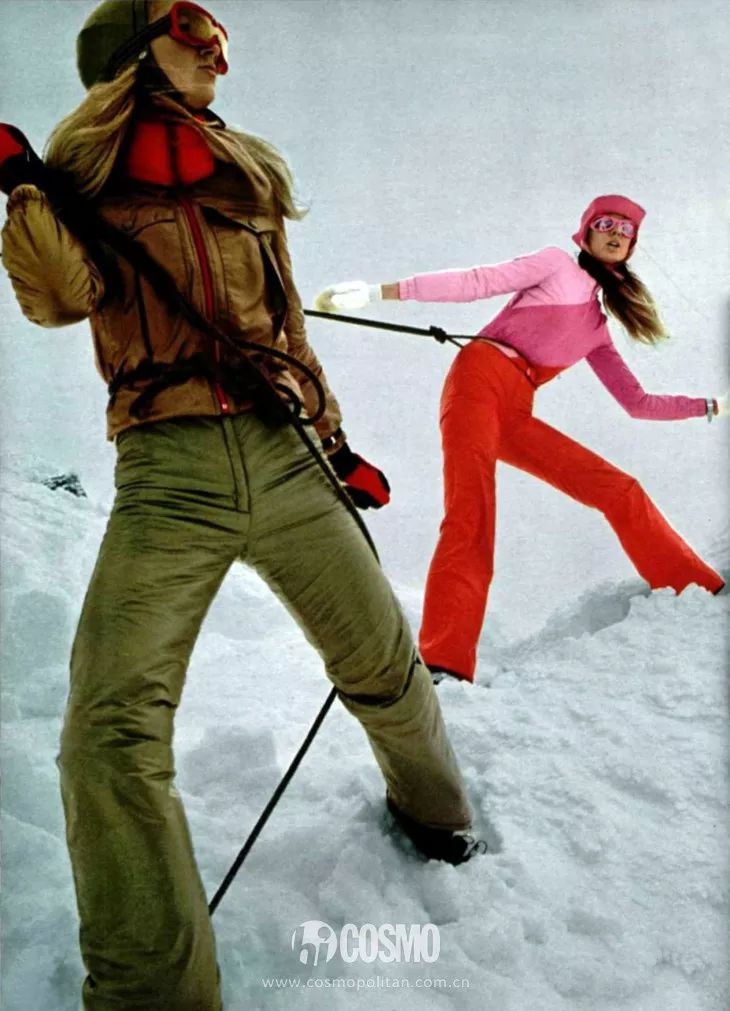 戴安娜王妃被拍下的这张滑雪照片中,即使身着红色滑雪服套装照样美的