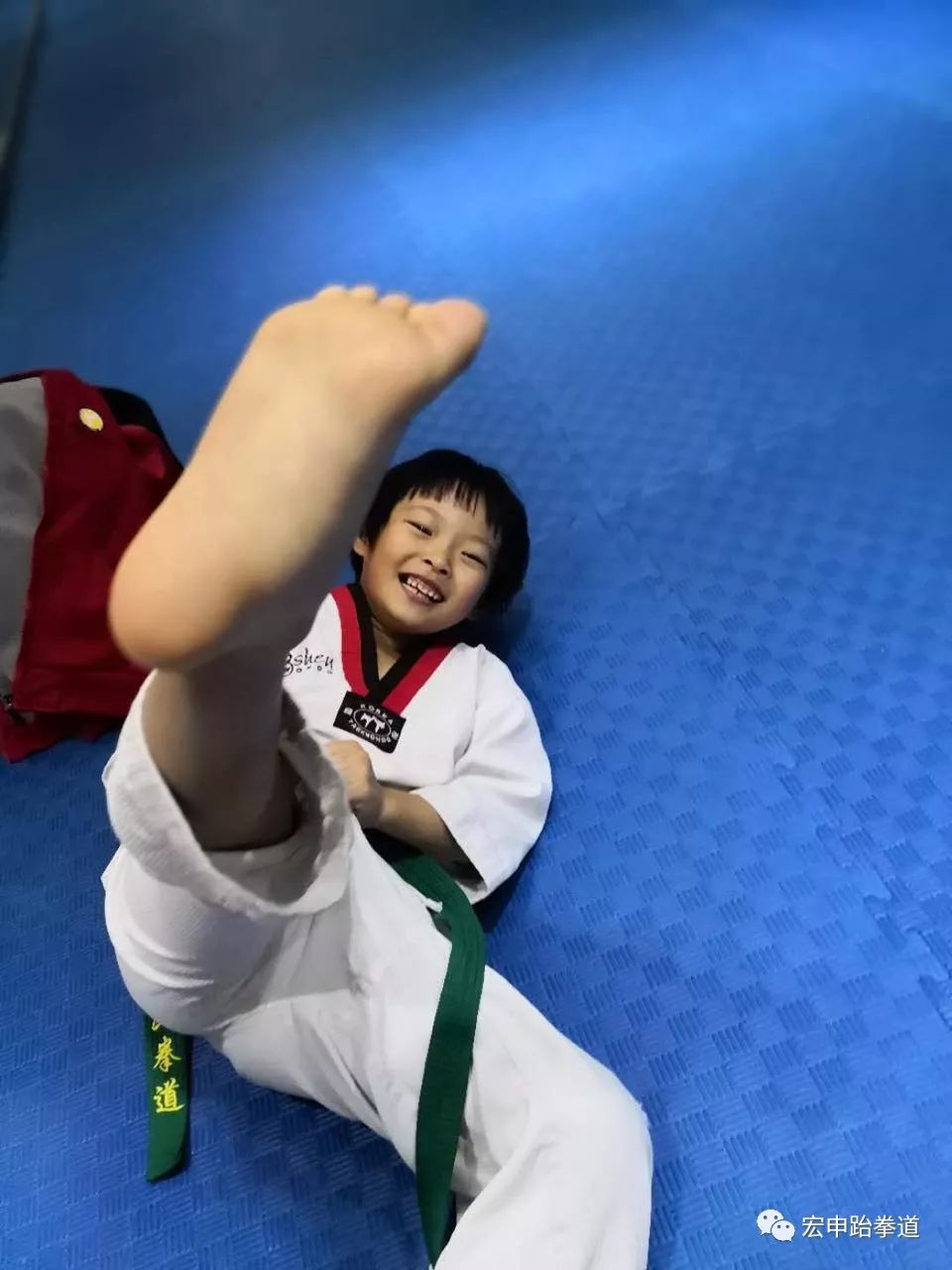 女生练跆拳道赤脚图片